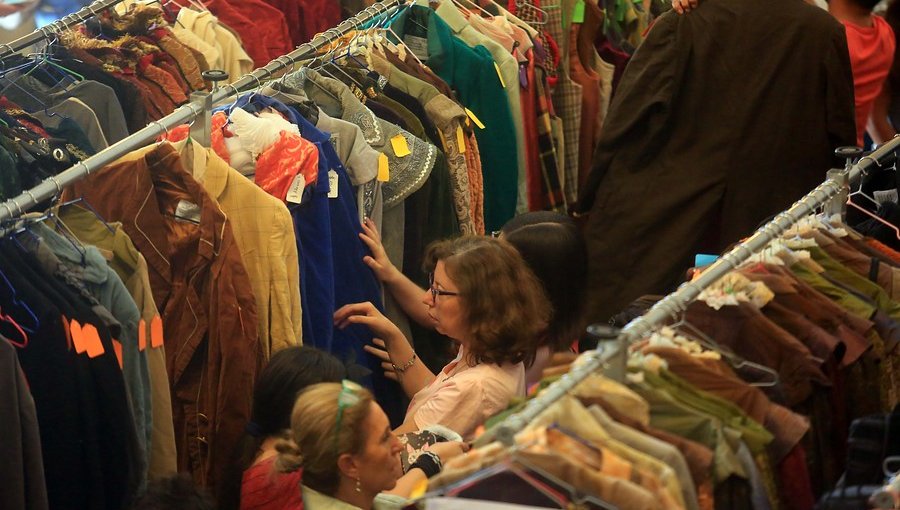 Teatro Municipal de Santiago realiza venta de vestuario teatral