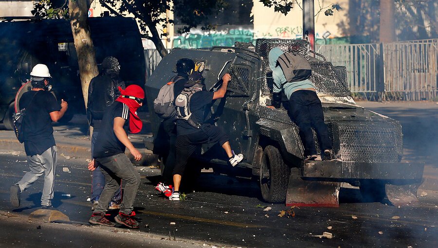 Carabinero que conducía carro que atropelló a manifestante en Plaza Italia fue detenido y será formalizado