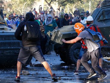 Carabineros y manifestante aplastado por "zorrillos": "Uno de los violentistas fue atropellado por estos carros y lamentablemente resultó lesionado"