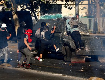 Carabinero que conducía carro que atropelló a manifestante en Plaza Italia fue detenido y será formalizado