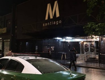 Hombre se desvanece y muere en el baño de un club nocturno de Santiago