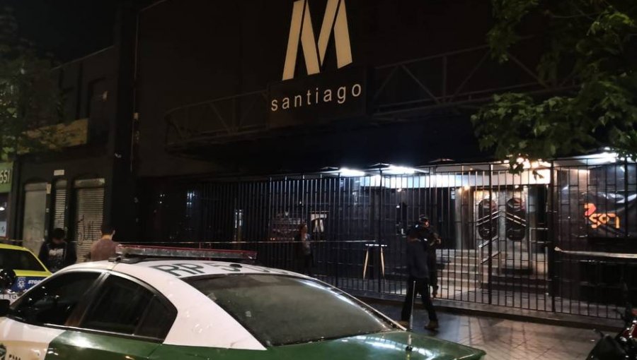 Hombre se desvanece y muere en el baño de un club nocturno de Santiago