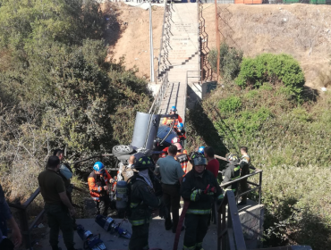 Vehículo vuelca y termina estrellándose en escalera del Mirador de Reñaca