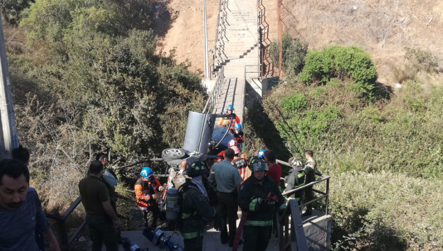 Vehículo vuelca y termina estrellándose en escalera del Mirador de Reñaca