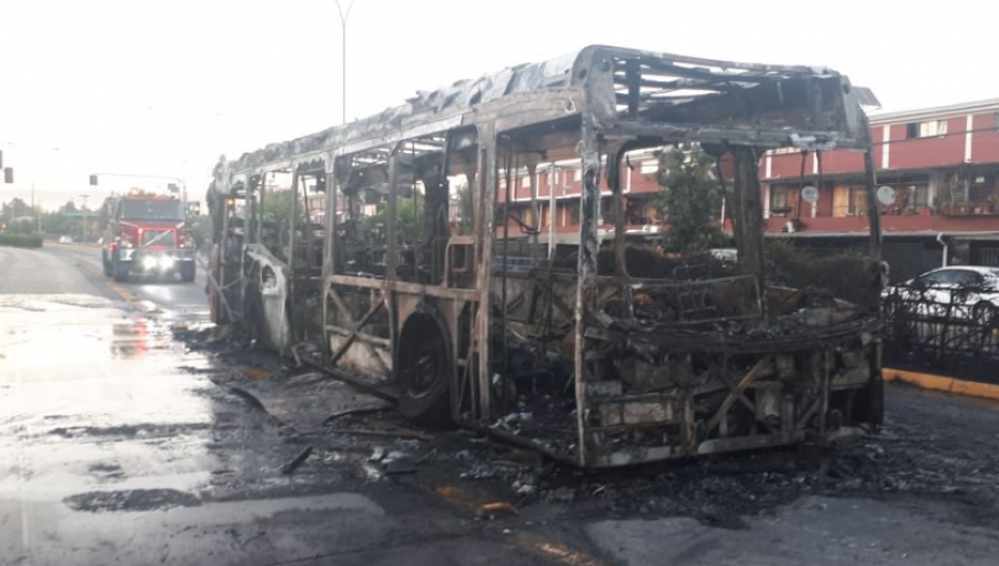 Tras intimidar con un arma de fuego al chofer, encapuchados incendiaron bus del Transantiago