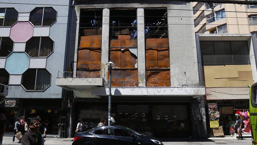 SML aplica protocolo por posible acción de agentes del Estado en cadáveres hallados en tienda incendiada en Valparaíso