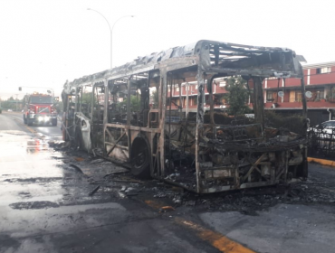 Tras intimidar con un arma de fuego al chofer, encapuchados incendiaron bus del Transantiago