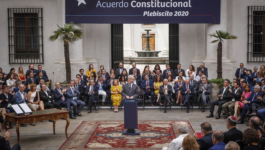 Presidente Piñera firma reforma que permite iniciar proceso constituyente y plebiscito de abril