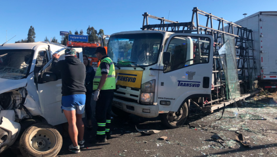 Accidente múltiple mantiene suspendido el tránsito vehicular en la ruta 68 en dirección a Valparaíso