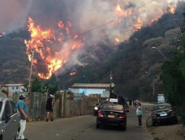 Intendente de Valparaíso cifra en más de 80 las viviendas afectadas por incendio descontrolado en Rocuant y San Roque