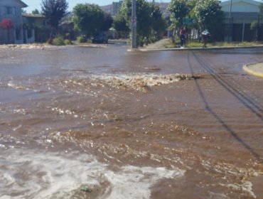 Presunta rotura de matriz en San Antonio provoca inundación de calles