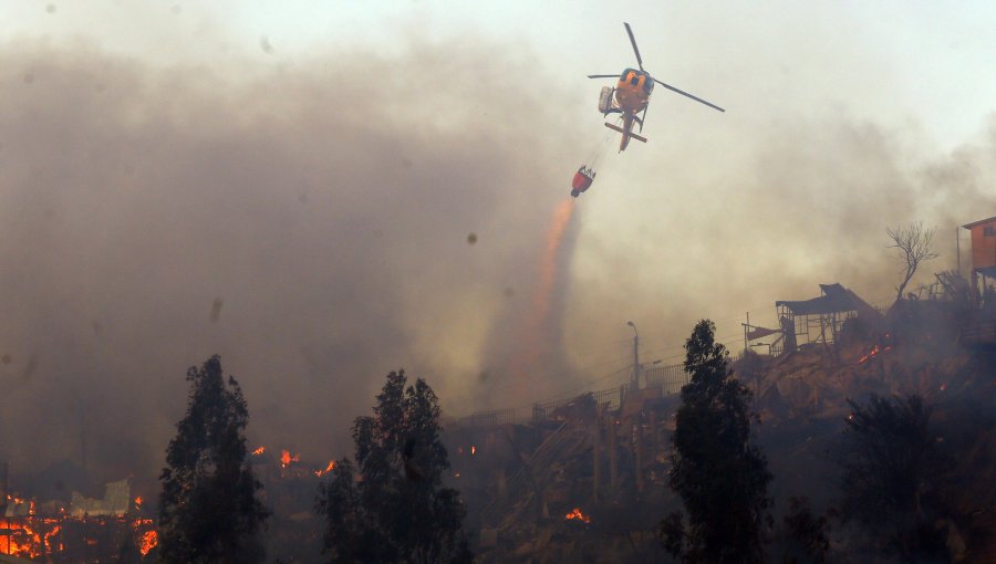 Dramática navidad en Valparaíso: 120 viviendas al menos son arrasadas por el fuego en nuevo "mega incendio"