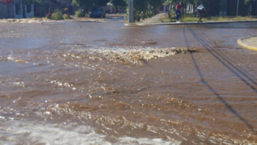 Presunta rotura de matriz en San Antonio provoca inundación de calles