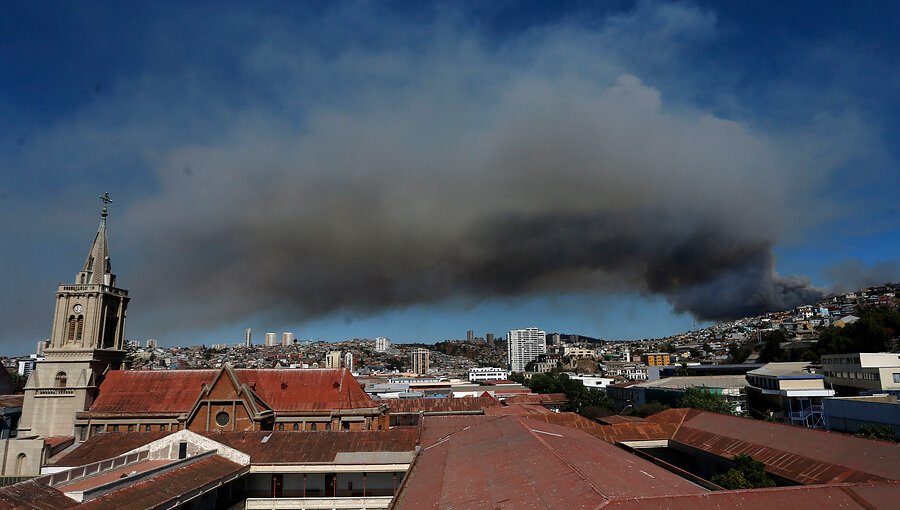 Gobernador de Valparaíso por incendio en Rocuant: "Comenzó con tres focos simultáneos"