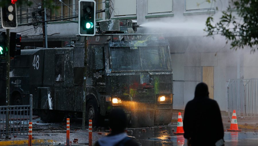 Carabineros presentó una autodenuncia por presunto uso de soda cáustica en agua del "guanaco"