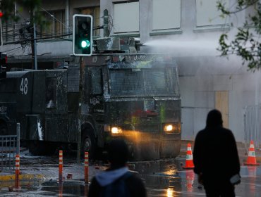 Carabineros presentó una autodenuncia por presunto uso de soda cáustica en agua del "guanaco"