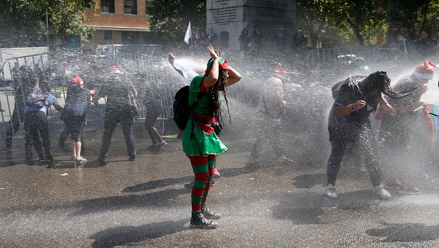 Protesta de educadoras de párvulo fue dispersada por Carabineros en cercanías de La Moneda