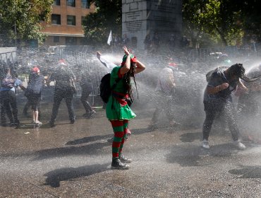 Protesta de educadoras de párvulo fue dispersada por Carabineros en cercanías de La Moneda