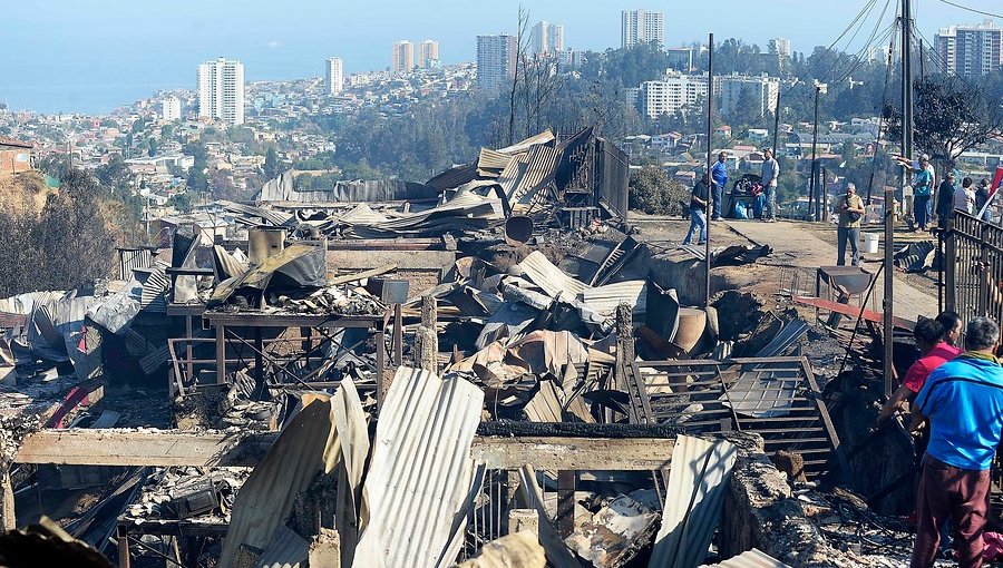 Suben a 245 casas destruidas: intendente advierte que fuego solo está controlado