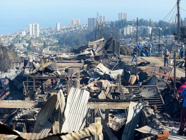 Suben a 245 casas destruidas: intendente advierte que fuego solo está controlado