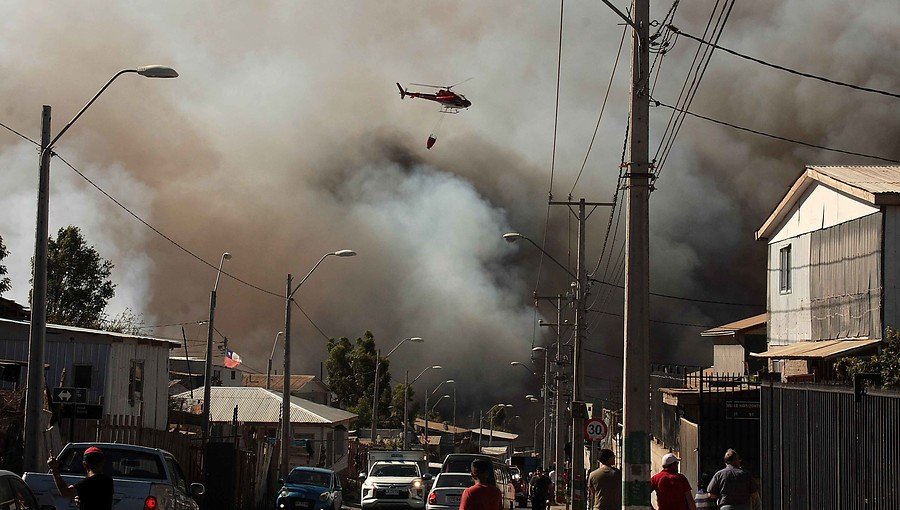 Anuncian querella contra quienes resulten responsables de nuevo megaincendio en Valparaíso