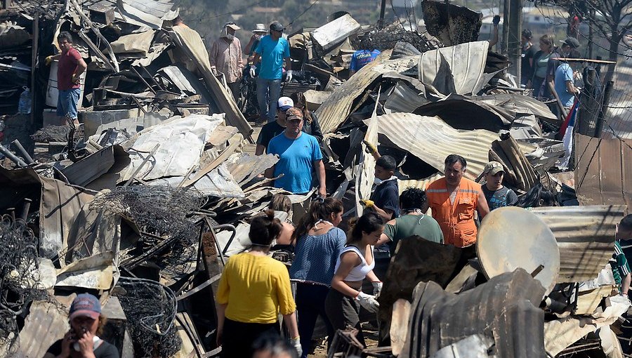 Cerca de 1.000 personas han resultado damnificadas por megaincendio en cerros de Valparaíso