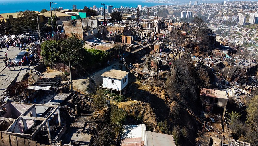 Número de viviendas afectadas por incendio en Valparaíso sube a 245: fuego no ha sido controlado