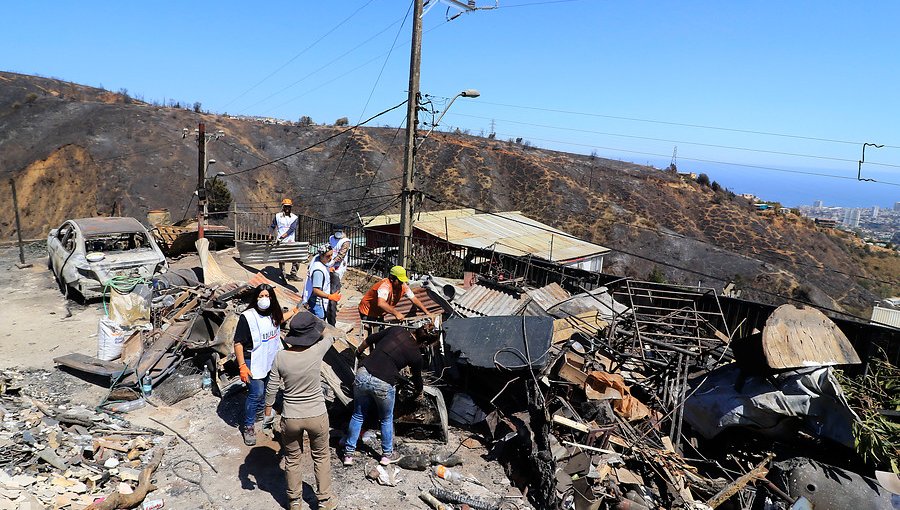 Más de 300 personas fueron atendidas en centros de salud de Valparaíso tras incendios forestales