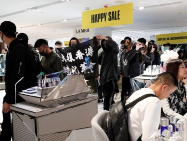 Masivas manifestaciones en centros comerciales de Hong Kong derivan en diversas redadas policiales