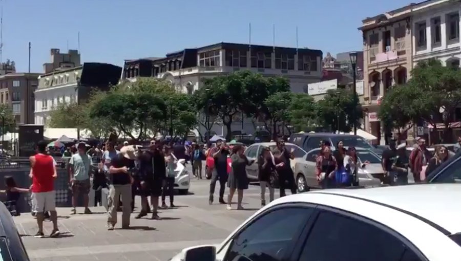 Porteños se manifestaron contra el presidente Piñera en las afueras de la Intendencia Regional