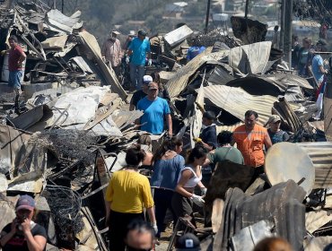 Cerca de 1.000 personas han resultado damnificadas por megaincendio en cerros de Valparaíso