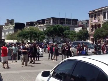 Porteños se manifestaron contra el presidente Piñera en las afueras de la Intendencia Regional