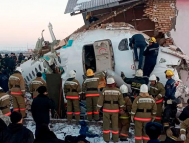 Accidente aéreo en Kazajistán deja 15 muertos y 66 personas lesionadas