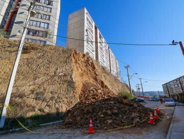 Senador Chahuán valoró recursos para construir taludes de contención en población Hanga Roa de Rodelillo