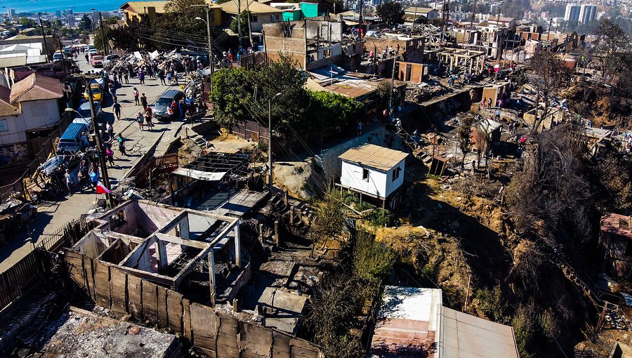 Las alternativas habitacionales que tendrán las familias damnificadas tras incendio en Valparaíso