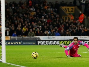 Claudio Bravo ingresó en derrota del City ante Wolverhampton por Premier League