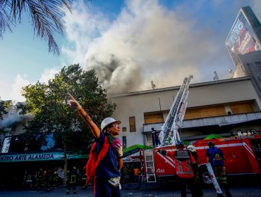 Bomberos controló incendio de gran magnitud que afectó al Centro Arte Alameda