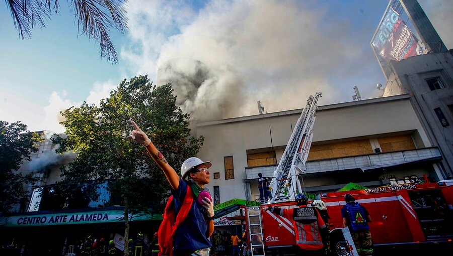 Bomberos controló incendio de gran magnitud que afectó al Centro Arte Alameda