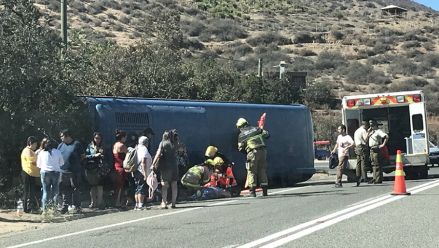 Paseo de profesores de Recoleta termina en accidente: bus volcó en cuesta La Dormida de Olmué