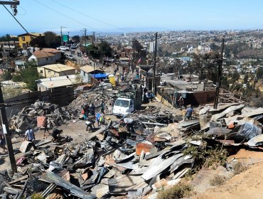 Municipalidad de Valparaíso ha contabilizado más de 300 viviendas afectadas por incendio en cerros