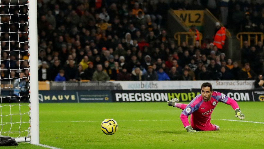 Claudio Bravo ingresó en derrota del City ante Wolverhampton por Premier League