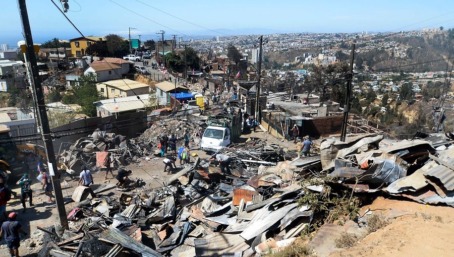 Municipalidad de Valparaíso ha contabilizado más de 300 viviendas afectadas por incendio en cerros