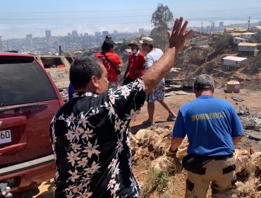 Valparaíso: Humorista Dino Gordillo regaló 100 palas y 200 pares de guantes para las obras de limpieza y reconstrucción