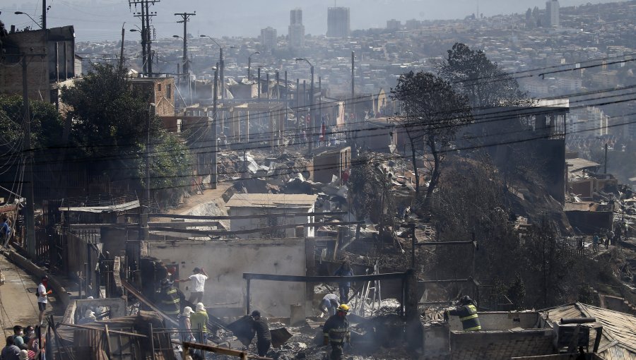 Detienen a presunto responsable de provocar incendio en Cerro San Roque en Valparaíso