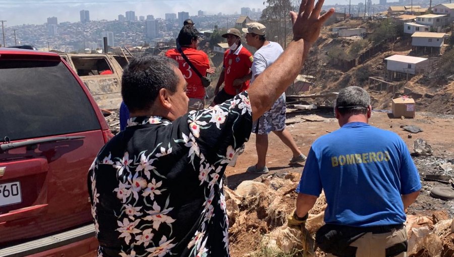 Valparaíso: Humorista Dino Gordillo regaló 100 palas y 200 pares de guantes para las obras de limpieza y reconstrucción