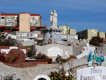 Familias afectadas por tumbas anegadas en el cementerio de Playa Ancha se manifestaron contra Corporación Municipal