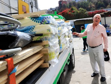 Ñuñoa entregó materiales de construcción, mercadería y útiles escolares a afectados por incendio en Valparaíso