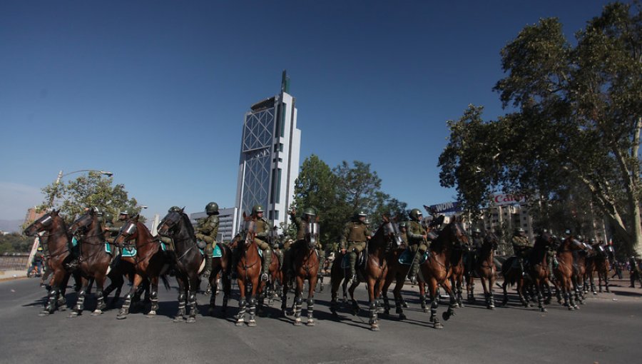 Comisión Interamericana de DD.HH. rechaza política de 'copamiento' policial en espacios públicos de Santiago