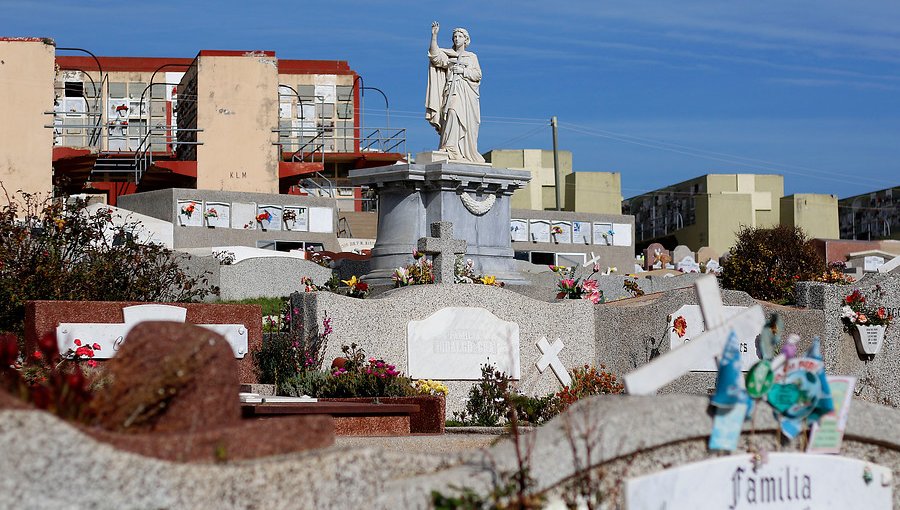 Familias afectadas por tumbas anegadas en el cementerio de Playa Ancha se manifestaron contra Corporación Municipal