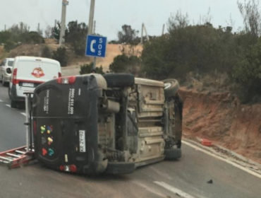 Accidente en Las Palmas: camioneta vuelca en una de las curvas, en dirección a Viña del Mar